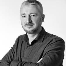 Ich liebe es, unterschätzt zu werden. Früher hat mich das verletzt. Heute  ist es mein grösster Vorteil. Besonders als Frau kenne ich dieses Spiel  gut. Manchmal reicht ein Lächeln, ein leiser… |