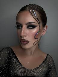 Modeling opportunities in the Bay Area for clothing and jewelry brands