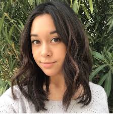 The chunky layers curl gently around the face drawing attention to the cheekbones and eyes and covering the fuller cheeks. 40 Medium Hairstyles And Haircuts For Round Faces 2018 Fashiondioxide