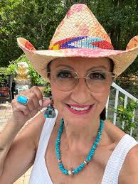 This Necklace by Santo Domingo Pueblo Artist Augustine Lovato is available.  🌹