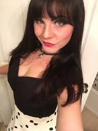 Hey Lovely people! My names Rylee (She/Her) and I'm a performer looking for  a place to sublet from the 9th of Jan to the 2nd of Feb While I'm working.  After a