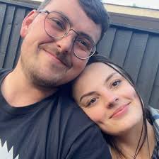 Hi everyone . I'm looking for recommendations for someone that can cut over  hanging tree branches for me . It's big branches that over hang from a  neighbouring gardens tree . Thanks