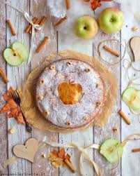Copritele con l'impasto rimasto, decorate con le nocciole rimaste spezzettate e cuocete il dolce in forno già caldo a 180° per circa 50 minuti. Torta Di Mele E Nocciole Senza Burro Passami La Ricetta