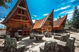 This is a batak museum located in samosir island, right in the centre of toba lake, indonesia. 8 Rumah Adat Sumatera Utara Beserta Gambar Dan Penjelasannya Rumah123 Com
