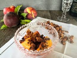 Oggi posto un dolce che ha resistito ad un traumatico viaggio che nel frattempo tagliare a fette le pesche. Macedonia Di Pesche Con Crumble Di Lenticchie Uno Chef Per Gaia