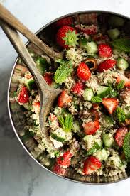 Das fruchtfleisch der wassermelone auslösen, kerne entfernen und die melone in mundgerechte würfel schneiden. Couscous Salat Mit Erdbeeren Gurke Und Datteln Vegan Feines Gemuse
