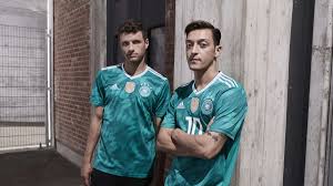 Wir haben offizielle deutschland trikots, dfb auswärtstrikot 2021 und shirts für alle fans. Jetzt Ist Es Raus So Sieht Das Neue Dfb Auswartstrikot Aus Fussball