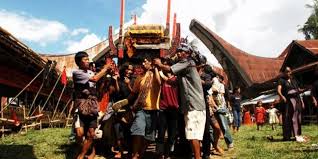 Adat dan kepercayaan orang asli tika daud. Rambu Solo Tradisi Pemakaman Unik Di Tana Toraja Halaman All Kompas Com