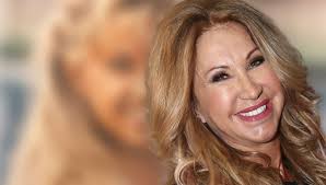 Mit ihrer unverkennbaren art ist carmen geiss längst zu ihrer eigenen marke geworden. Carmen Geiss Fransiger Pony Und Dunkel Geschminkte Augen So Sah Sie Fruher Aus Bunte De