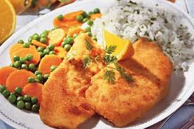 Panierte Hahnchenschnitzel Mit Erbsen Und Mohren Bildderfrau De