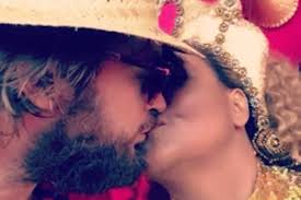 A cantora escolheu uma peça com cristais para a gravação do show da virada que deixa muita pele à mostra. Marido De Gaby Amarantos Faz Sucesso Na Web