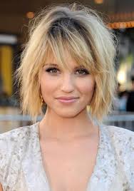 Coiffure Carre Plongeant Avec Frange Coupe De Cheveux Coiffure Effilee Cheveux Courts