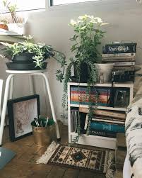 Kleines Weisses Schlichtes Regal Mit Ganz Vielen Buchern Drin Verschiedene Pflanzen Ein Kleiner Weisser Hocker Skandi Pretty Room Room Inspiration Decor