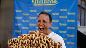 Joey chestnut downed 76 hot dogs and buns in 10 minutes to win the nathan's famous hot dog eating contest on sunday at coney island in brooklyn. 72 Hotdogs In Zehn Minuten Kalifornier Stellt Weltrekord Auf Panorama Nordbayern De