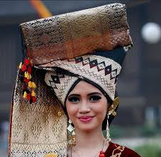 Provinsi sumatera barat mempunyai rumah adat yang pastinya sudah sangat terkenal di indonesia. Pakaian Adat Minangkabau Serta Gambar Dan Maknanya