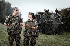 Personne qui rogne dans les coins, en espérant ne pas se faire prendre. Assurance Militaire