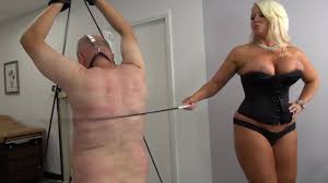 Sexy blonde Herrin Mercedes peitscht ihren fetten kleinen Sklaven mit  Peitsche, Peitsche und Gerte.