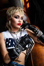 Con un cambio de look muy cañero. Musikblog Miley Cyrus Plastic Hearts