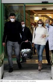 Το βρέφος είχε αρχικά διασωληνωθεί ενώ τώρα νοσηλεύεται σε θάλαμο αρνητικής πίεσης στην μονάδα νεογνών. Mpalatsinoy Kikilias H E3odos Apo To Maieythrio Me To Mwro Toys H Apisteyth Siloyeta Ths Tzenhs Fwtografies Iciao