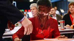Magedburg Sahra Wagenknecht Bekommt Eine Torte Ins Gesicht Video Welt