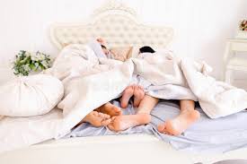 Wir haben 37 synonyme für wort. Nahaufnahmefamilienfusse Die Auf Bett Liegen Und Schlafen Stockfoto Bild Von Liebevoll Gluck 87985882