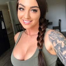 Lynn Hang's Instagram, Twitter & Facebook