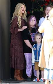 The reality star had announced the news of her fourth child with husband dean mcdermott on her website and now. Tori Spelling Beams As She Takes Family Photos With Her Five Kids After Getting Her Hair Done Aktuelle Boulevard Nachrichten Und Fotogalerien Zu Stars Sternchen