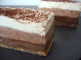 Un Classique Toujours Tres Apprecie Trois Couches Gourmandes De Mousse Au Chocolat Sur Une Genoi Gateau Trois Chocolat Gateau 3 Chocolat Gateaux Et Desserts