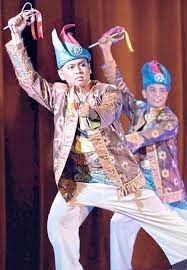 Pada mulanya, budaya tarian ini berasal dari daerah kabupaten pidie diprovinsi aceh, indonesia. Dabus Antara Seni Dan Mistik