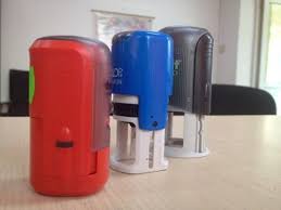 Stampila va ramane obligatorie pentru institutiile de stat doar daca este prevazuta in mod special in vreo lege si aceste cazuri nu sunt chiar putine daca pentru a intra in vigoare, actul normativ mai are nevoie doar de publicarea in monitorul oficial. È™tampila Pe Contract Nu Mai Este Obligatorie