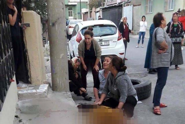 İzmir'de çocukların yokuştan yuvarladığı kamyon tekerleğinin yol kenarında yürüyen yaşlı kadına çarpması sonucu yaşlı kadın hayatını kaybetti. ile ilgili görsel sonucu"