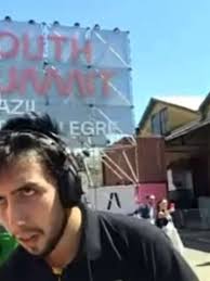 Repórter desmaia ao vivo por ficar sem comer exposto ao sol sob forte calor