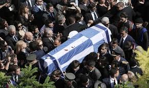 Με σημερινή κοινή υπουργική απόφαση των υπουργών εσωτερικών, εθνικής άμυνας και οικονομικών, η κηδεία του πρώην πρωθυπουργού κωνσταντίνου μητσοτάκη θα τελεσθεί με. Istories Ayta Poy Den 3exnas Apo Thn Khdeia Toy Mhtsotakh Naxos Press H Oloklhrwmenh Hlektronikh Efhmerida Na3oy Mikrwn Kykladwn Kykladwn