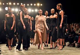 Download lagu lagu fashion (4.62 mb) dan streaming kumpulan lagu lagu fashion mp3 terbaru gratis dan mudah dinikmati, video klip lagu fashion mp4, lirik lagu lagu fashion full album. Fashion Show Ini Memainkan Lagu Formation Walau Tidak Menggunakan Model Berkulit Hitam Tampil Cantik