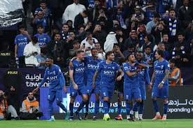 شاهد بالفيديو.. جماهير الهلال تفاجئ الوليد بن طلال في المدرجات