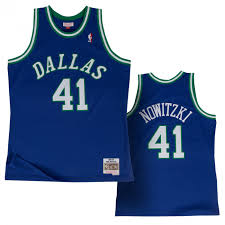 Bestelle dein dallas mavericks trikot noch heute und personalisiere es mir deinem eigenen namen und eigener nummer oder mit deinem nba teams. Dirk Nowitzki 41 Dallas Mavericks 1998 99 Mitchell Ness Swingman Jersey Stadionshop Com