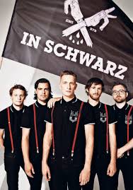 Kraftklub In Schwarz Kraftklub Lassen Punkigen Gitarrenpop Auf Hitzige Rap Dialoge Treffen Kultur Tagesspiegel kraftklub lassen punkigen gitarrenpop