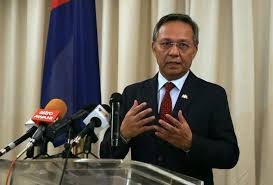 Seperti diberitakan beberapa media malaysia, perdana menteri malaysia mahathir mohamad, mempertanyakan alasan pemerintah indonesia asap dari kebakaran hutan, yang terjadi di enam provinsi di indonesia, telah menyeberang ke malaysia dan singapura dan mengganggu aktivitas. 100 000 Rakyat Malaysia Bekerja Di Singapura Bakal Terima Vaksin Fasa Kedua Astro Awani