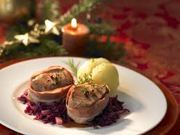 Schweinefilet Im Baconmantel Mit Rotkohl Und Kartoffelknodel Rezept Weihnachtsessen Mit Fleisch Essen Schweine Filet