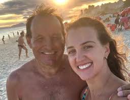 Kasiely faz post emocionante na despedida do pai