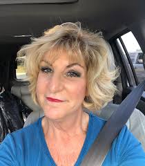 Feeling fabulous with my cut and color by @cuttingloosesalon! So safe and  @coralpleas rocks!