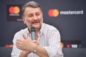 Doi romani privesc cat se poate de diferit festivalul de la cannes, aflat in plina desfasurare. Regizorul Cristi Puiu Schimbat In Juriul Festivalului De Film De La VeneÈ›ia Ii MulÈ›umim CÄƒ A Incercat SÄƒ Onoreze Propunerea Libertatea