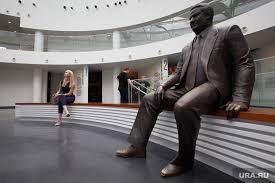 Причина в том, что координатором президиума этого совета решением медведева сделан александр стальевич волошин, глава администрации президента ельцина и стержневая фигура в так называемой семье. Seryj Kardinal Epohi Elcina Vozvrashaetsya V Politiku Ura Ru