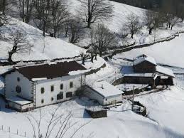 Un alojamiento acogedor y confortable ubicado en el corazón de baztan, el valle del la casa es tal como se ve en las fotos grande y todo muy limpio, no faltaba de nada en la cocina. Urruska Nevado Picture Of Hotel Casa Rural Urruska Elizondo Tripadvisor