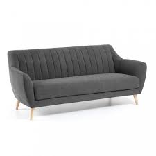 Warm und einladend, elegant und stilrein. Gepolstertes Dreisitziges Sofa Fusse Aus Holz Design Evans