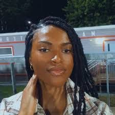 Lauri Francis's Instagram, Twitter & Facebook