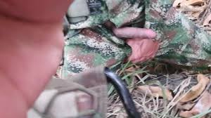 Militares colombianos expulsan semen a montones en via publica y selva.  Masturbacion publica