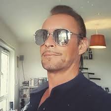 Sorry but your ex is a fool......you are very very beautiful Nikki....  🧡🖤🧡🖤