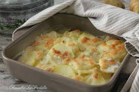 Le patate alla savoiarda è un piatto tipico piemontese a base di patate, un contorno ricco o piatto unico con patate e formaggio molto sfizioso e facile cuocete in forno ventilato preriscaldato a 180° per 25 minuti o quando le patate saranno belle dorate in superficie. Patate Alla Savoiarda Rossellainpadella
