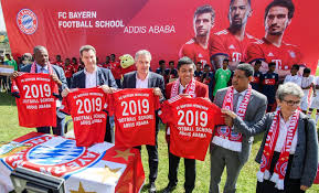 Legends legends team the fc bayern legends team was founded in the summer of 2006 with the aim of bringing former players. Fc Bayern Munchen Eroffnet Seine Erste Fussballschule In Afrika Munchen Tv